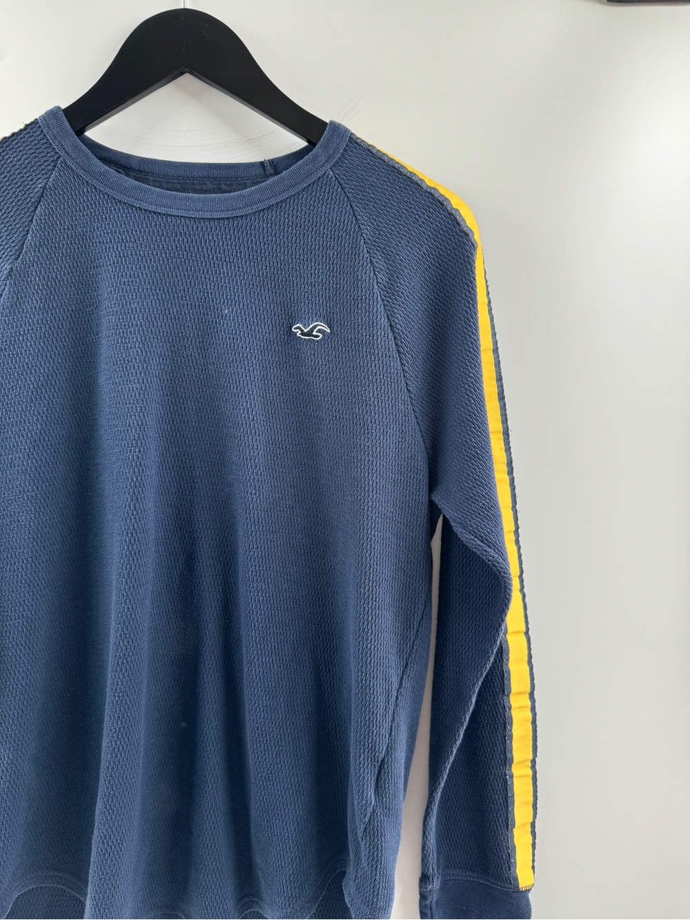 🧸 Hollister Navy Blue Yellow Stripe Waffle Knit Long Sleeve Shirt Men's Medium - Picture 2 of 9